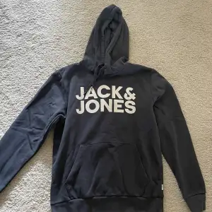 snygg blå hoodie med texten ”jack & jones” på. har knappt använts. 