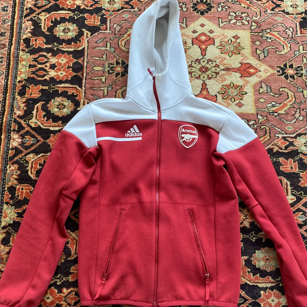 Arsenal 2021 pre match jumper. I mycket gott skick 8/10 men har några märken som kan vara fläckar. Fortfarande mycket bra kvalitet. Säger XS men passar mer S. Meddela mig om priset 😃. Hoodies.