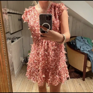 Klänning  - Jättefin rosa blommig klänning från Zara! Som inte säljs längre💖