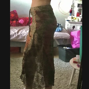 70-tals Hippie kjol  - (HELT NY) Storlek 36 (S) funkar även som XS. Är 1,65 så det är bara att estimate längden från bilderna. Kopparbrun/grön, Den funkar bra som kamouflage fr