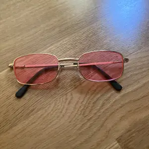 Ett par solglasögon med rosa glas💓