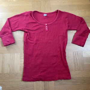 Röd farfarströja - En urgullig röd pointelle farfarströja 🎀 Köpt secondhand, trekvartärmar. Bra skick ❣️