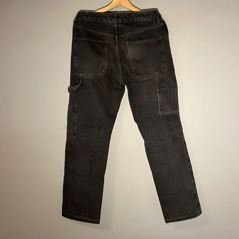 Svarta jeans från ASOS i lite mer cargo variant. Uppsydda själv, kolla bild. Har du frågor så fråga på!. Jeans & Byxor.