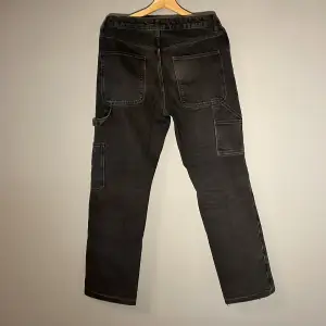 Svarta jeans från ASOS i lite mer cargo variant. Uppsydda själv, kolla bild. Har du frågor så fråga på!