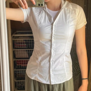 Tight skjorta - En tight skjorta köpt secondhand ☺️ Passar perfekt med tex en svart väst 🖤 Major Alice Cullen vibes 🤩