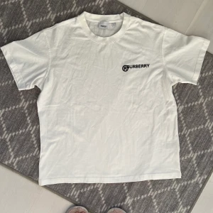 Burberry tee - Storlek M