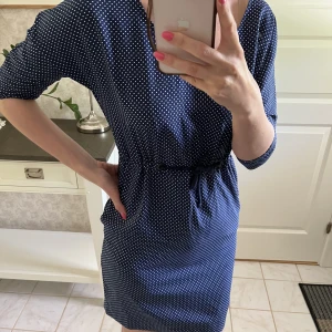 Zara mini dress - Fin mini klänning från Zara. Blå färgen med vita prickar. Storlek XS/S. Perfekt för sommar, ser jätte bra ut med sneakers eller sandaler. 