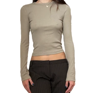 långärmad tröja - jättefin långärmad tröja från bikbok, aldrig använd pga tycker inte jag passar i färgen. Så fin passform, storlek XS, jag är 176cm. Använd gärna köp nu :) o har du någon fråga är det bara att skicka ett meddelande.