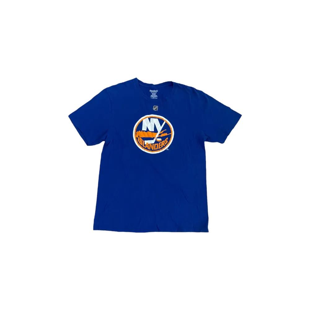 Reebok NY Islanders Vintage T-shirt 💙🧡  Pris: •199kr  Stl: L  Bredd 50cm Längd 72cm  Kontakta oss för mer info🤍  . T-shirts.