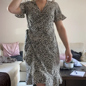 Klänning  - Superskön klänning ifrån Vera Moda! Använd ett fåtal gånger men ser oanvänd ut. Storlek XS