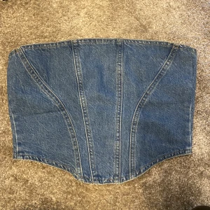 Jeans tubtopp  - En tubtopp i jeans med dragkedja i ryggen. Nyskick