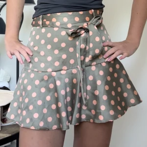 Prickig kjol zara - Säljer denna jättefina kjolen från zara som är för liten för mig😢