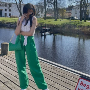 Gröna linnebyxor  - Sälejr nu mina fina gröna linnebyxor från lindex! Köptes förra sommaren! Som Nya