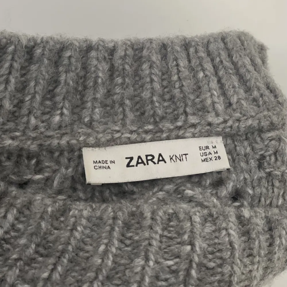 Grå stickad tröja från Zara. Tröjan är i gott skick och storlek M 🧚🏽‍♀️. Stickat.