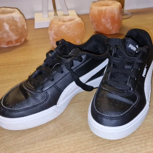 Använd en gång - Jättefina läder sneckers från Puma i storlek 34. 