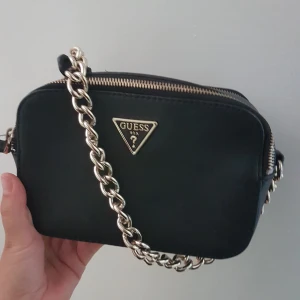 Guess väska  - Väskan är i super bra skick! 