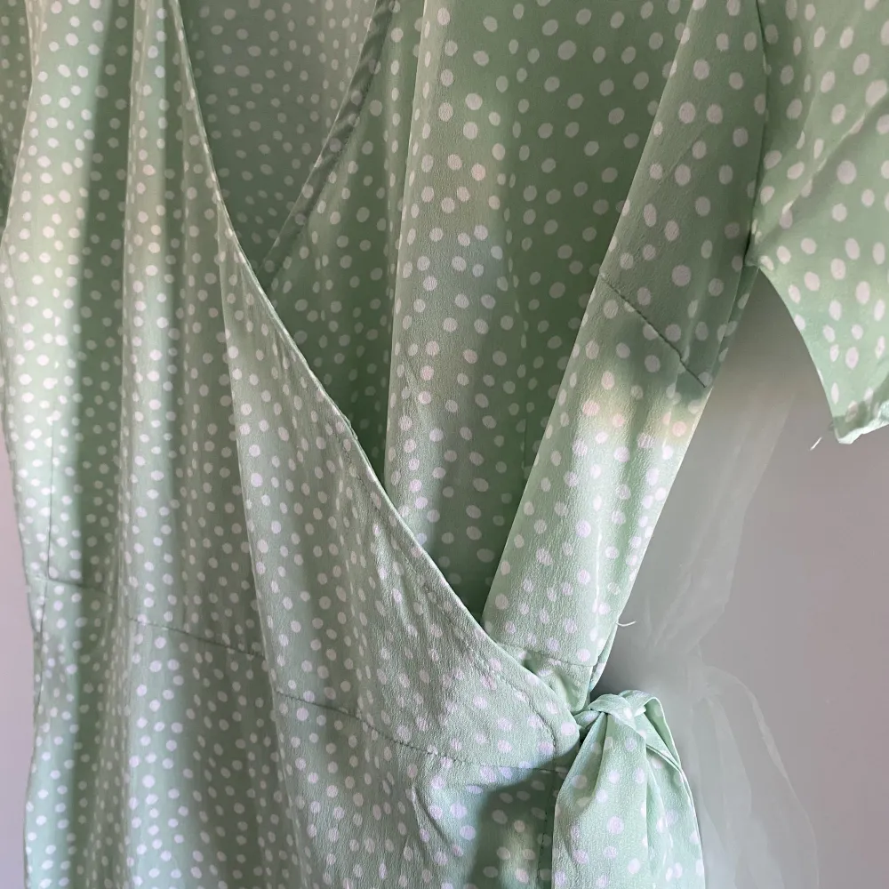 Prickig ljusgrön klänning från Vero Moda i stl M, passar även S.  Superfint skick! Använd en gång. . Klänningar.