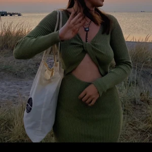 Grön klänning  - Så himla fin grön klänning som är öppen vid magen. Ribbat och väldigt stretchigt tyg. Pris kan diskuteras!