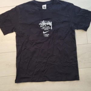 Nike x Stussy T-shirt  - Nike x Stussy T-shirt NEW YORK LOS ANGELES TOKYO LONDON PARIS. Trendig. Knappt använt skick pris kan diskuteras.