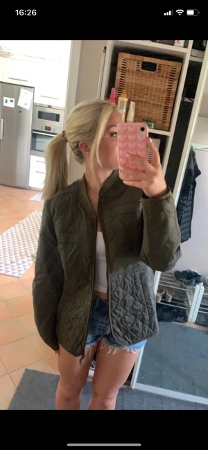 Grön lexington jacka  - Grön jacka från lexington helt oanvänd med prislapp och allting kvar. Storlek xl men liten i storleken, jag på bilden brukar bära s-m