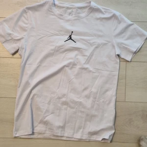 Nike Jordan T-shirt  - Skön,lätt, snygg, köp?simpel jordan tshirt knappt använd 10/10 skick