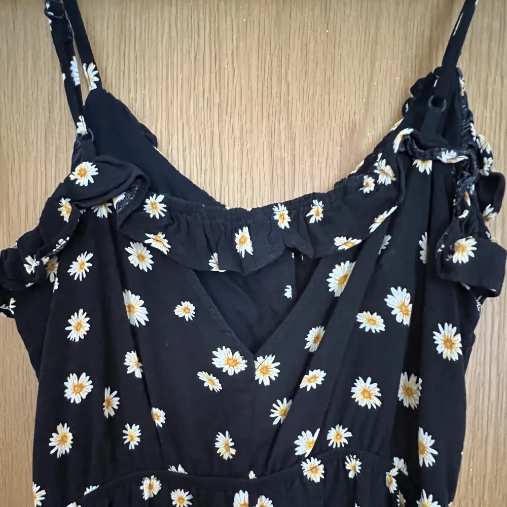 Playsuit med blommor på från Bershka! Den är super söt nu på sommaren när man ska på lunch eller stranden. Den är lätt att ta på och av. I mycket bra skick. Säljer bara pga att den inte kommer till användning 💕. Klänningar.