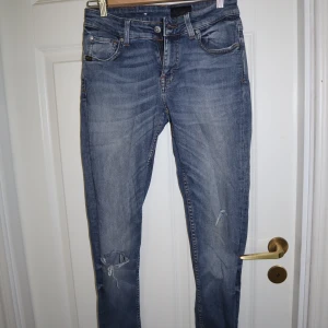Tiger of Sweden jeans  - Fint skick storlek 27/32 hål i knäna (enligt design) 