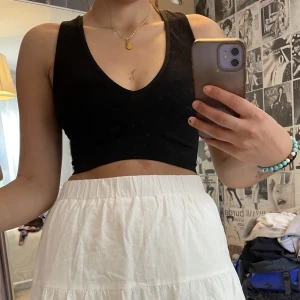 Svart topp - Supersnygg svart topp från Urban Outfitters, sitter som en smäck!