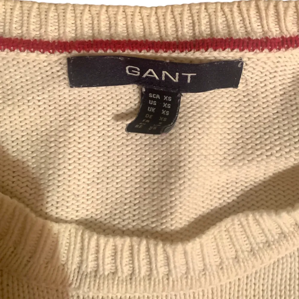 Beige/ off white Gant sweater i xs men funkar för S och M också 💛. Tröjor & Koftor.