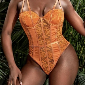 Orange bodysuit - Kommer från SHEIN men finns inte länge i lager. Aldrig använd. Kupan är runt C-D skulle jag säga. 