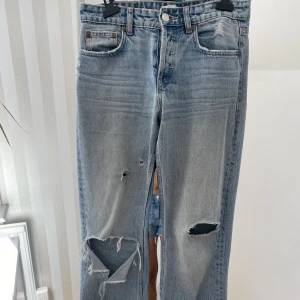 Mid Rise jeans  - Håliga mid Rise jeans. Ganska slitna hål men tycker det gör dem snyggare!