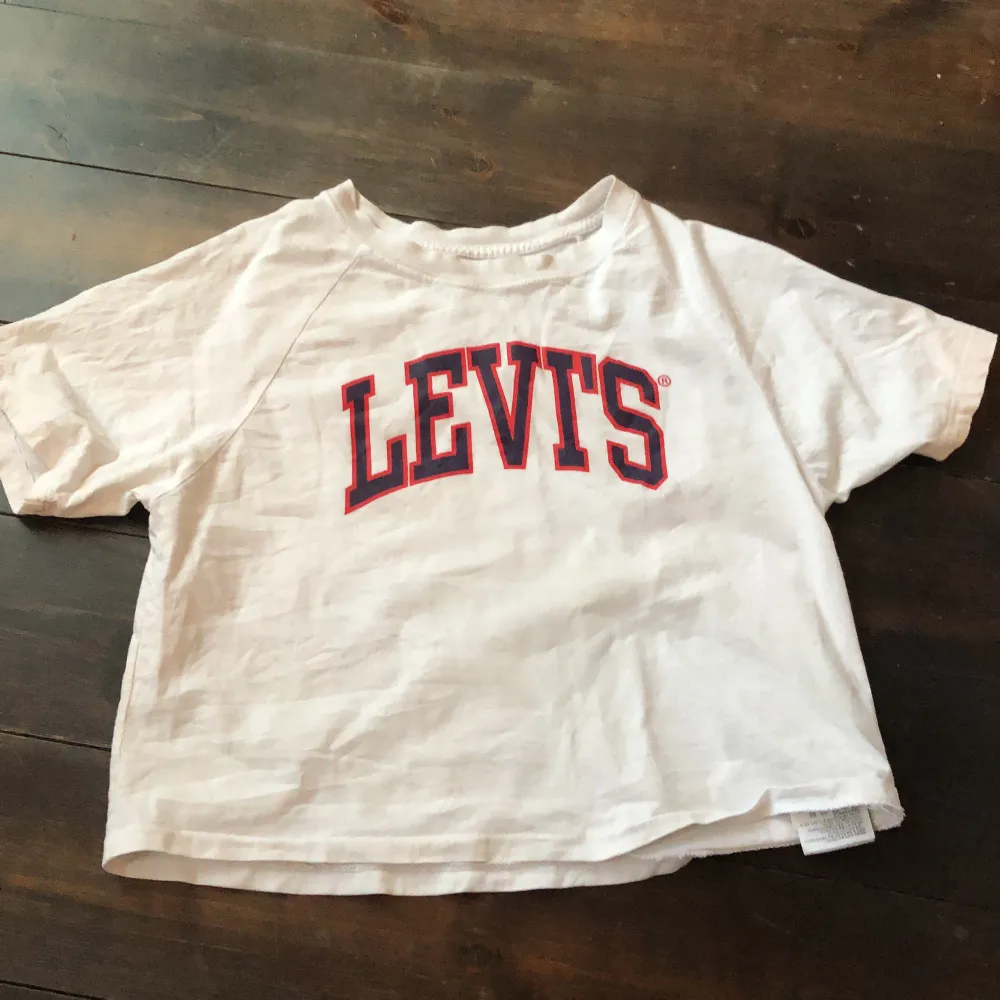 Fin Levis t shirt💕 i storlek 12A/152cm💕har tyvärr vuxit ur den💕inte använt så många gånger💕. T-shirts.