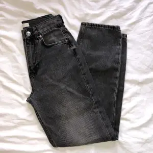 Högmidjade fina jeans som aldrig använts och därför är i nyskick. Dessa jeans passar inte för den som är över 170cm lång då byxorna är ganska korta i benen. Det är en ganska rak modell på byxan. Innerbenslängden är ca 71 cm. Vikt ca 610g. 