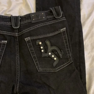Lågmidjade byxor - Super snygga jeans, med detaljerad bakficka och framficka, säljer då dom e för små, storlek 32🫶🏼