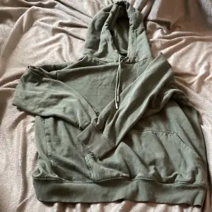 En hoddie i fin grön färg från H&M💚