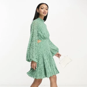 Sommarklänning - Superfin klänning som tyvärr är för liten för mig. Helt ny med lapp kvar och säljer endast för det är för sent att skicka tillbaka💞 Skriv privat för egna bilder. (Nypris 689kr)