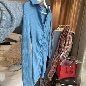 Sommarblå NAKD klänning - Superfin och bekväm blå klänning från NAKD, mycket bra skick, tyvärr var den för liten för mig vilket är varför jag säljer vidare den 🥹 (bilder från första annonsen) 