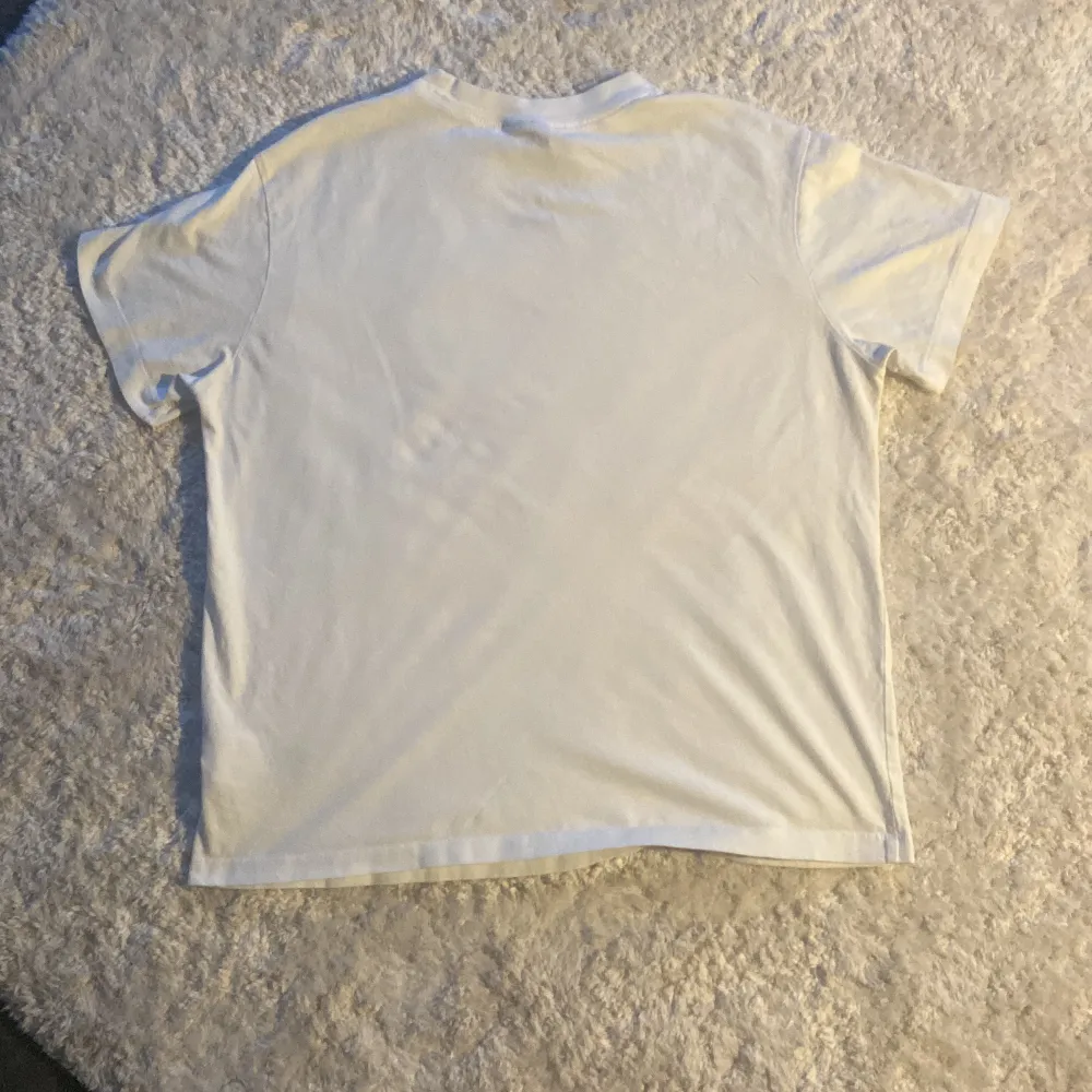 Säljer en vit oversized nike t-shirt. Den är i bra skick och få deffekter. Storlek S. Pris 150 kr.. T-shirts.