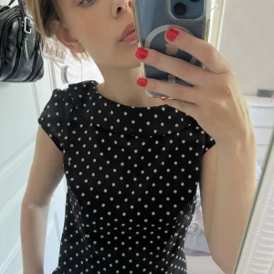 Blus - Prickig tröja från h&m i storlek 34 vilket motsvarar en xs