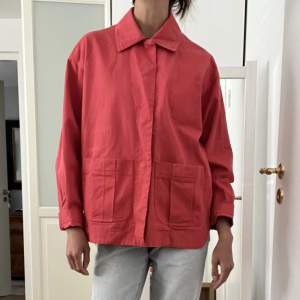 Oanvänd rosaröd jacka / overshirt från ASOS, storlek 34!✨