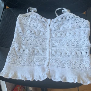 Fin sommartopp!  - En jättefin vit sommartopp! Passar många olika storlekar! Pris är diskuterbart💕