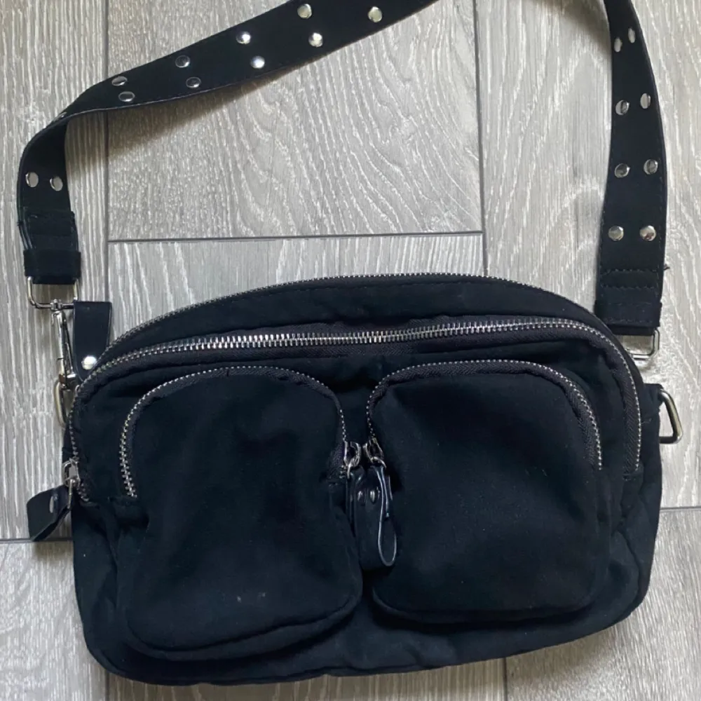 En svart väska med silvriga dragkedjor. Mycket utrymme och är köpt från Gina💗 Nypris 350 kr. Väskor.