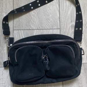 En svart väska med silvriga dragkedjor. Mycket utrymme och är köpt från Gina💗 Nypris 350 kr