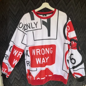 Sweatshirt  - Sweatshirt i nyskick, aldrig använd 