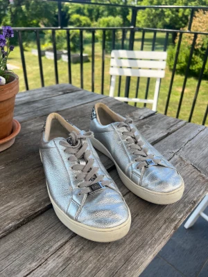 Michael Kors skor - Michael Kors skor i bra skick, strl 39. 