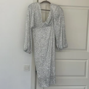 Klänning  - Snygg silverklänning, passar perfekt till fest