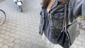 Jeansjacka svart/grå - Säljer nu min jeansjacka för att spara pengar, nypris 400kr. 