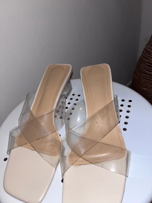 Genomskinliga klackar - 5 cm låga genomskinliga klackar från shein. Dom har använts vid 2 tillfällen bara. Dom är i storlek 39. 