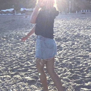 Jeanskjol från zara - Säljer min favorit jeans kjol då den blivit för liten, köpt i Spanien för några år sedan