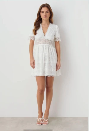 Lace mini dress - Super fin vit klänning från Gina Tricot, slutsåld på deras egna hemsida. Storlek 36